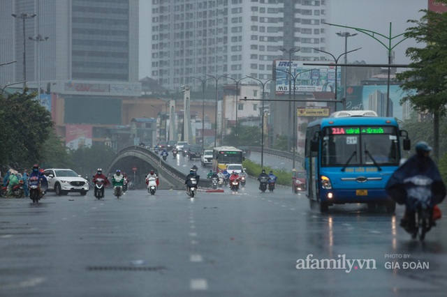 Bão số 2: Người Hà Nội chật vật ra đường trong mưa lớn, gió giật, cần chú ý cảnh giác thời tiết nguy hiểm - Ảnh 6.