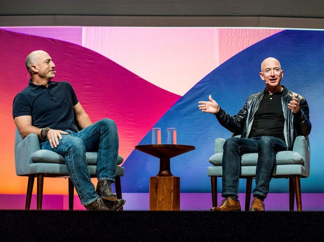 Người em trai sắp bay vào vũ trụ cùng tỷ phú Jeff Bezos là ai? - Ảnh 1.