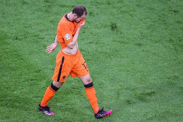 Đồng cảm với Eriksen, tuyển thủ Hà Lan từng 2 lần bị ngừng tim bưng mặt khóc nức nở khi thi đấu tại Euro - Ảnh 2.