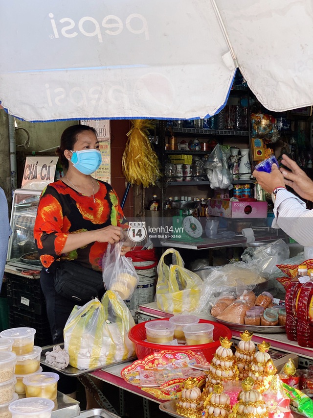 Hôm nay Tết Đoan Ngọ cả Sài Gòn đi chợ sớm: Cơm rượu - bánh tro chiếm hết spotlight, người mua kẻ bán lẹ tay vì sợ con Cô Vít - Ảnh 8.