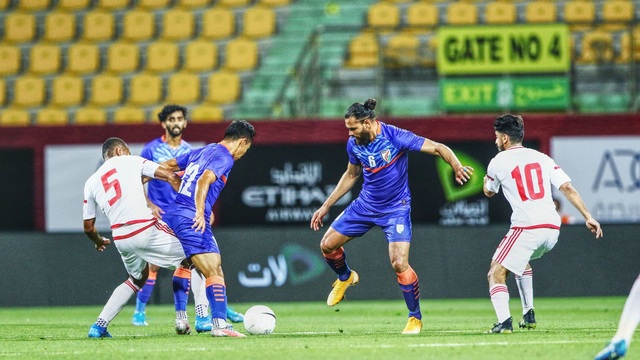UAE chỉ đá trên 1 sân suốt 4 trận vì niềm tin bí ẩn này, CĐV vẫn tự tin không có gì làm khó được Việt Nam - Ảnh 3.
