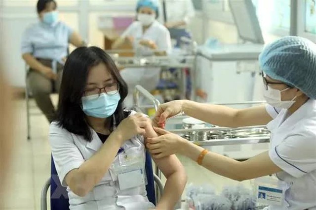 Việt Nam sắp nhận thêm 6 triệu liều vắc-xin Covid-19 của Pfizer, AstraZeneca - Ảnh 1.