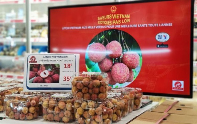 Vải thiều Thanh Hà của Việt Nam bán tại hệ thống siêu thị Á Châu tại Paris có giá tới 18 euro/kg, tương đương 485.000 đồng/kg nhưng vẫn đắt hàng