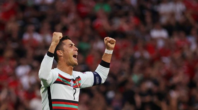 Lập cú đúp ngay trận đầu ra quân, Cristiano Ronaldo cùng lúc xô đổ 9 kỷ lục “vô tiền khoáng hậu” tại các VCK Euro: Cầu thủ vĩ đại nhất không anh thì là ai? - Ảnh 2.