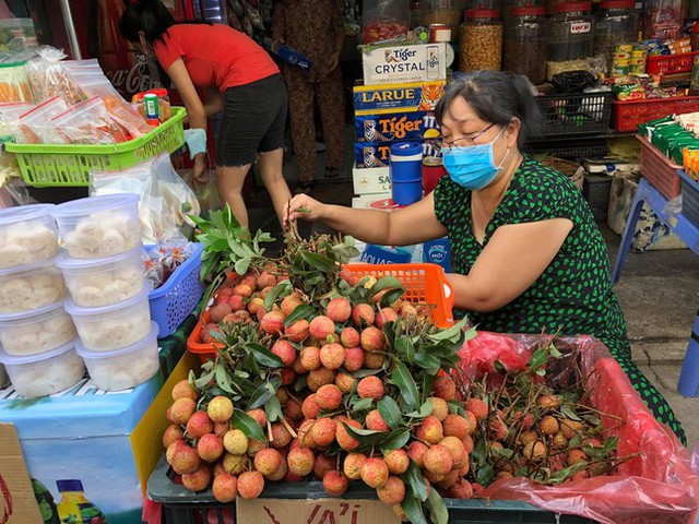 Vải thiều vào vụ, tràn ngập chợ TPHCM - Ảnh 1.