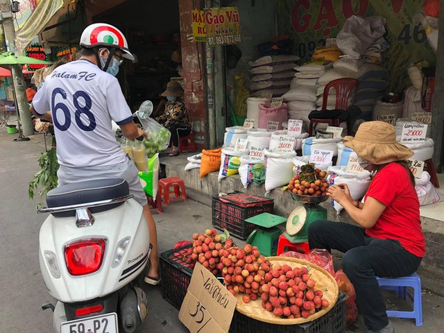 Vải thiều vào vụ, tràn ngập chợ TPHCM - Ảnh 2.