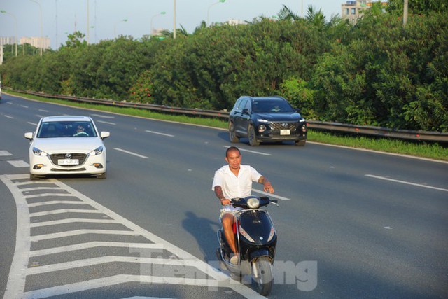  Theo chân CSGT dẹp loạn xe máy trên Đại lộ Thăng Long  - Ảnh 1.