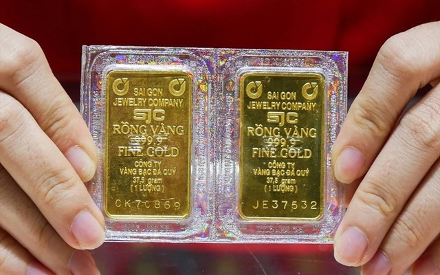 Giá vàng trong nước vẫn cao chót vót mặc vàng thế giới lao dốc