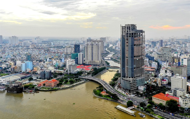 Thị trường bất động sản tiềm ẩn rủi ro, nhà đầu tư đứng trước bài toán “cân não”: Vay tiền "ôm" đất hay bán bớt để nhẹ nợ