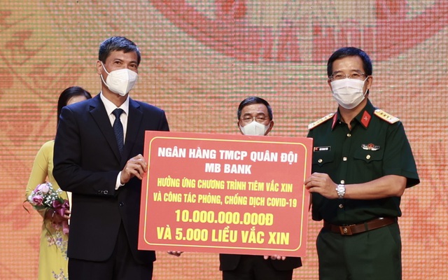 Ông Lưu Trung Thái (phải) trao tiền ủng hộ 10 tỷ đồng tới đại diện UBND Tp. Hà Nội