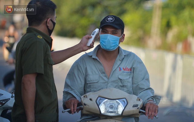 Hà Nội: Đông Anh lập chốt kiểm soát khu vực giáp ranh Bắc Ninh, ô tô quay đầu, hàng dài xe cơ giới chờ khai báo y tế - Ảnh 11.