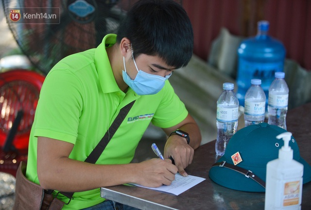  Hà Nội: Đông Anh lập chốt kiểm soát khu vực giáp ranh Bắc Ninh, ô tô quay đầu, hàng dài xe cơ giới chờ khai báo y tế - Ảnh 15.