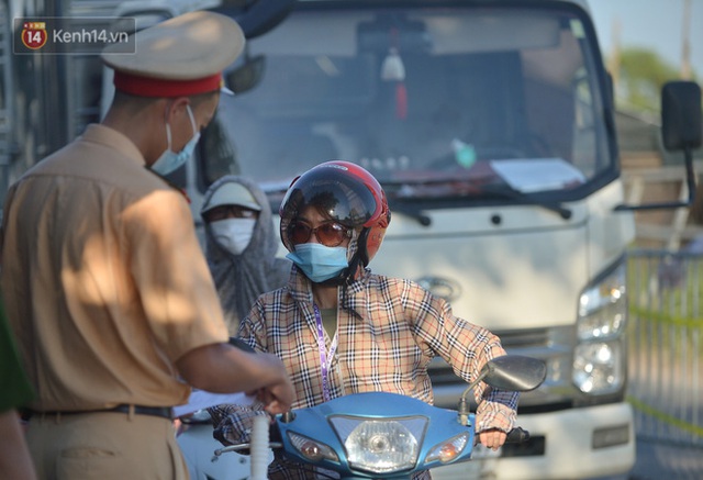  Hà Nội: Đông Anh lập chốt kiểm soát khu vực giáp ranh Bắc Ninh, ô tô quay đầu, hàng dài xe cơ giới chờ khai báo y tế - Ảnh 3.