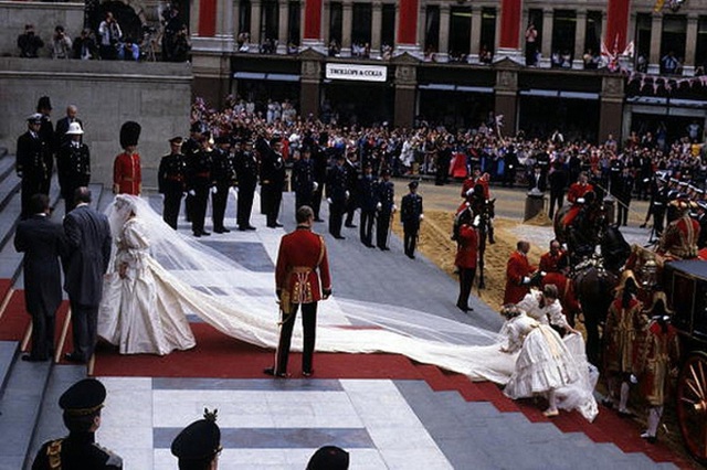 Loạt bí mật ít ai biết phía sau đám cưới của Hoàng gia Anh, đặc biệt là sự cố chỉ muốn giấu nhẹm đi với váy cưới của Công nương Diana - Ảnh 6.