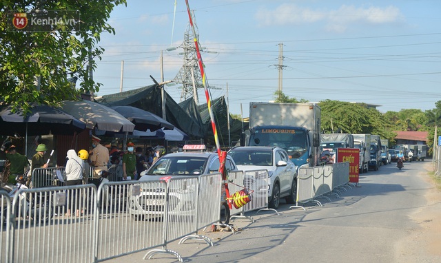  Hà Nội: Đông Anh lập chốt kiểm soát khu vực giáp ranh Bắc Ninh, ô tô quay đầu, hàng dài xe cơ giới chờ khai báo y tế - Ảnh 6.