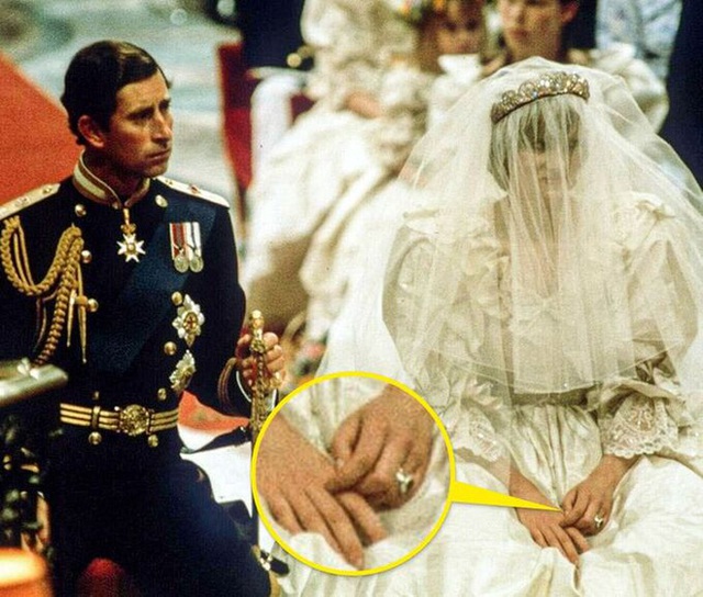 Loạt bí mật ít ai biết phía sau đám cưới của Hoàng gia Anh, đặc biệt là sự cố chỉ muốn giấu nhẹm đi với váy cưới của Công nương Diana - Ảnh 8.