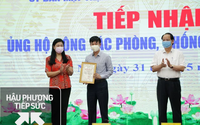 Đại diện Tập đoàn Geleximco trao số tiền 7 tỷ đồng triệu đồng ủng hộ phòng, chống dịch Covid-19 cho Ủy ban MTTQ Việt Nam TP.Hà Nội.