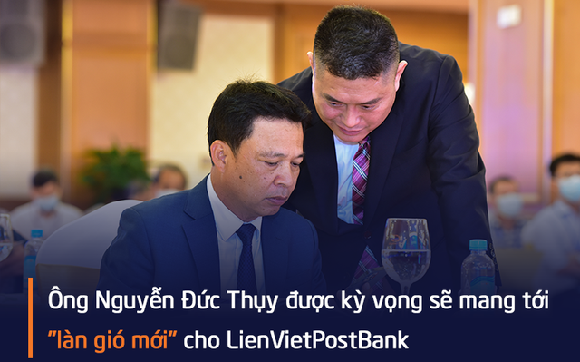Ông Nguyễn Đức Thụy (bên phải) và ông Phạm Doãn Sơn - TGĐ LienVietPostBank (trái) tại đại hội của ngân hàng hôm 29/4