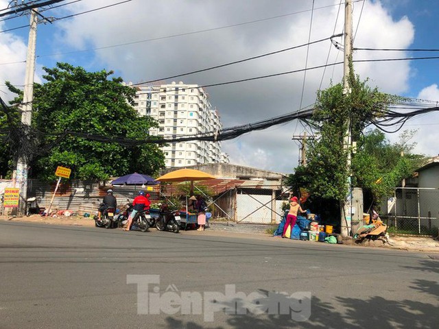  Chợ tự phát nhộn nhịp ngay trong khu phong tỏa ở TPHCM  - Ảnh 10.