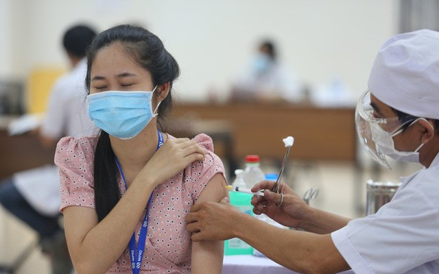 Tiêm vắc xin cho người lao động tại Khu công nghệ cao TP HCM Ảnh: HOÀNG TRIỀU