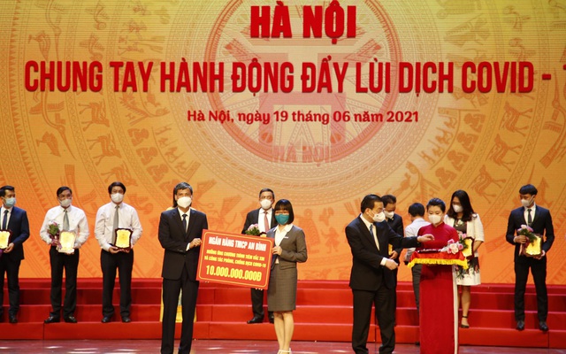 Bà Nguyễn Thị Hương, Phó TGĐ ABBank trao ủng hộ 10 tỷ đồng cho Quỹ phòng, chống Covid-19