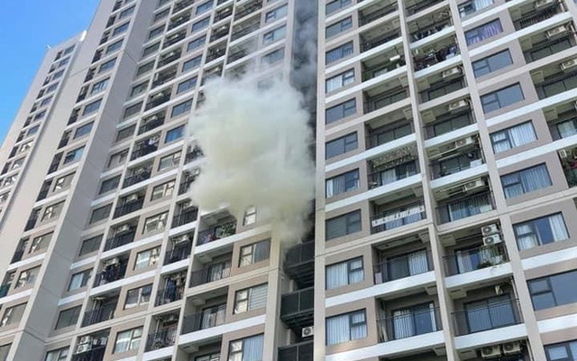 Hà Nội: Cháy khu vực đặt cục nóng điều hoà chung cư cao cấp giữa trời nắng 40 độ