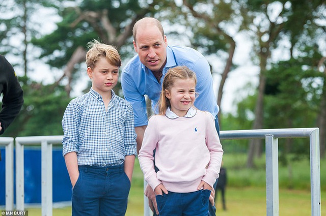 Hoàng tử William xuất hiện rạng rỡ cùng hai con, ngoại hình hiện tại của tiểu hoàng tử và công chúa gây sốt MXH  - Ảnh 1.