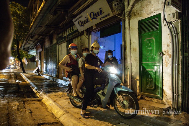 Hà Nội đêm qua không ngủ, tiểu thương phố cổ tất bật dọn dẹp đến sáng, vui như trúng số vì vừa hết cách ly lại được mở quán bán hàng! - Ảnh 2.