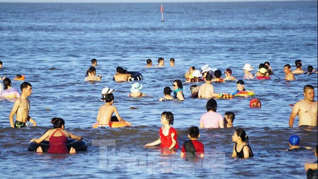  Nắng nóng kéo dài, biển Đồ Sơn chật kín người xuống tắm  - Ảnh 2.