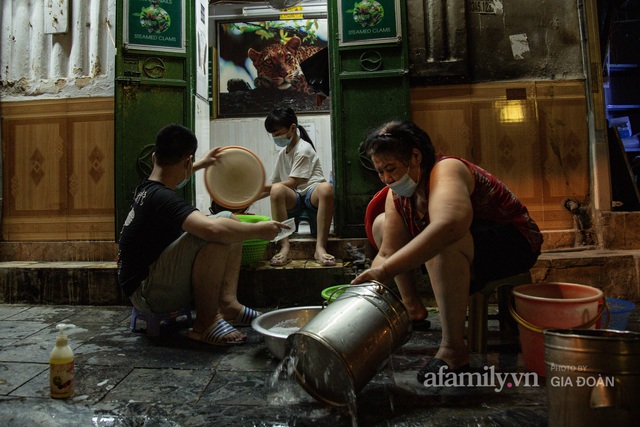 Hà Nội đêm qua không ngủ, tiểu thương phố cổ tất bật dọn dẹp đến sáng, vui như trúng số vì vừa hết cách ly lại được mở quán bán hàng! - Ảnh 3.