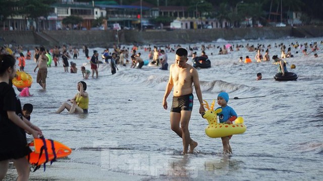  Nắng nóng kéo dài, biển Đồ Sơn chật kín người xuống tắm  - Ảnh 4.