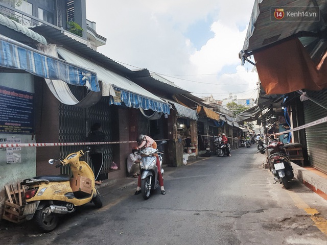  Nhiều tuyến đường ở Sài Gòn được giăng dây, lập hàng rào hạn chế để dẹp chợ tự phát - Ảnh 5.