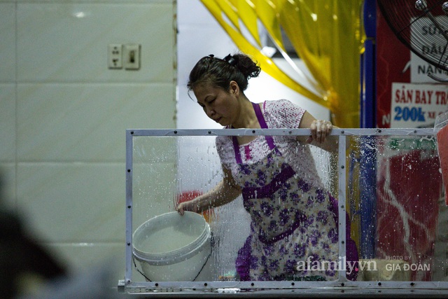 Hà Nội đêm qua không ngủ, tiểu thương phố cổ tất bật dọn dẹp đến sáng, vui như trúng số vì vừa hết cách ly lại được mở quán bán hàng! - Ảnh 6.