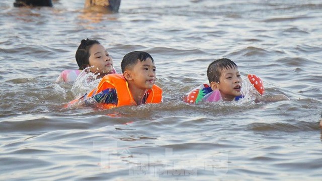  Nắng nóng kéo dài, biển Đồ Sơn chật kín người xuống tắm  - Ảnh 7.