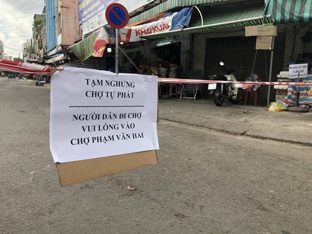 TP HCM: Các sạp chợ bán giày dép, quần áo... đồng loạt đóng cửa để chống dịch - Ảnh 8.