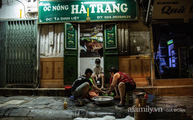 Hà Nội đêm qua không ngủ, tiểu thương phố cổ tất bật dọn dẹp đến sáng, vui như trúng số vì vừa hết cách ly lại được mở quán bán hàng!