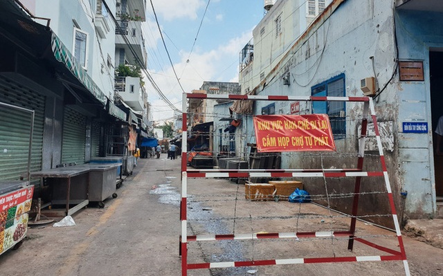 Nhiều tuyến đường ở Sài Gòn được giăng dây, lập hàng rào hạn chế để dẹp chợ tự phát