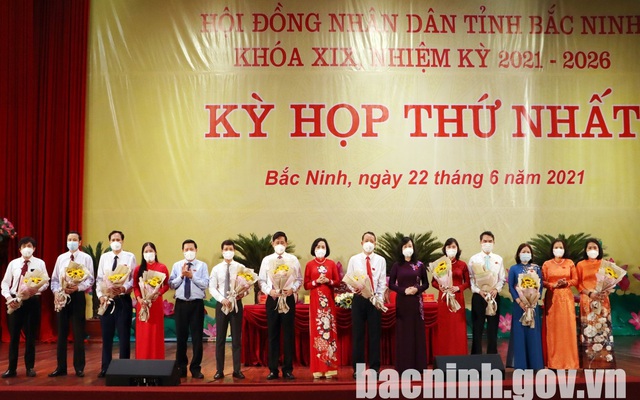 Các lãnh đạo tặng hoa chúc mừng các cán bộ trúng cử thành viên HĐND tỉnh. Ảnh: bacninh.gov.vn