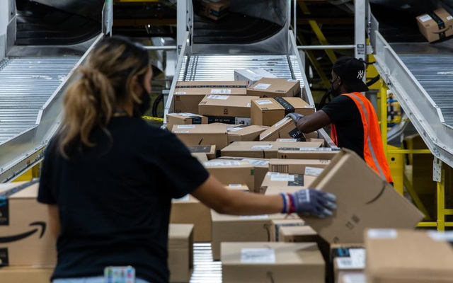 Nhân viên làm việc tại trung tâm fulfillment của Amazon ngày 21/6. (Ảnh: Bloomberg)