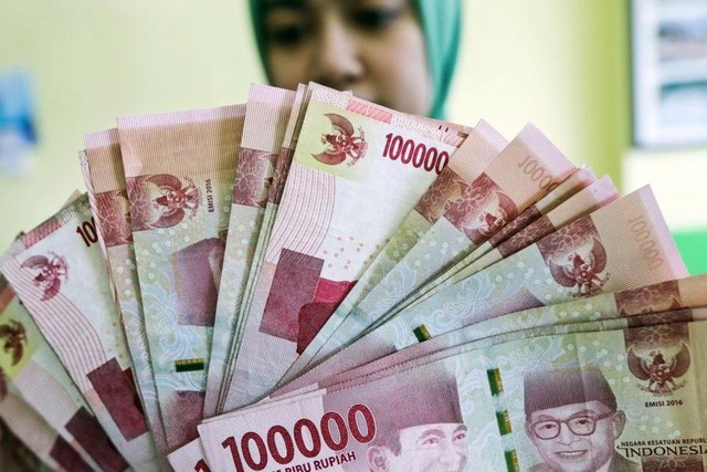 Ngân sách thâm hụt nặng vì Covid-19, Indonesia tính tăng thuế thu nhập với giới siêu giàu - Ảnh 2.