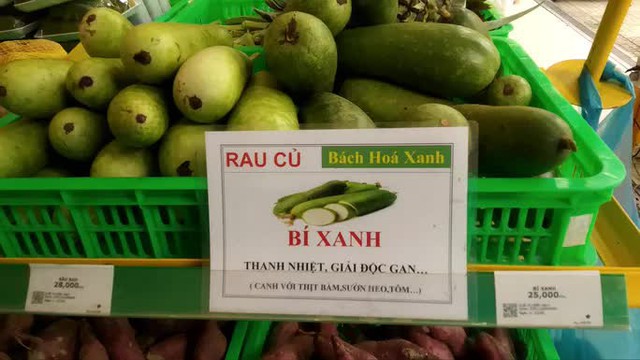 Tiểu thương nghỉ bán vì dịch, giá bầu, bí tăng gấp 2, 3 lần ngày thường - Ảnh 2.