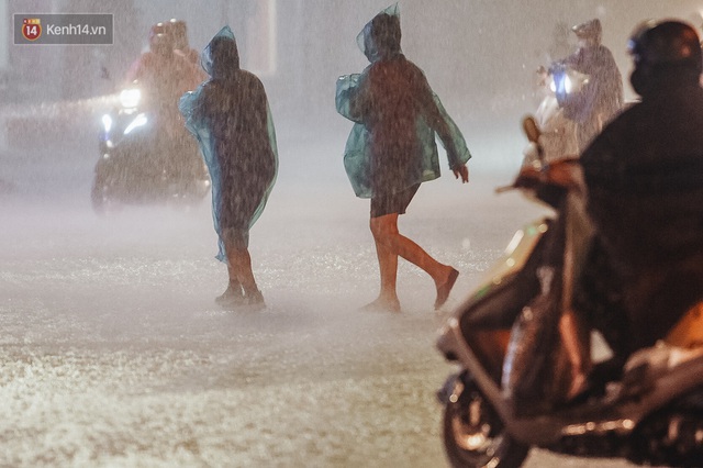 Chùm ảnh Hà Nội sau cơn mưa trắng trời: Cây đổ khắp phố phường, mất điện, người dân không kịp trở tay - Ảnh 3.