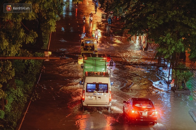 Chùm ảnh Hà Nội sau cơn mưa trắng trời: Cây đổ khắp phố phường, mất điện, người dân không kịp trở tay - Ảnh 10.