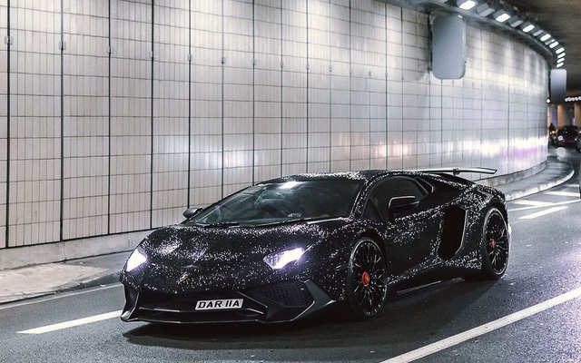 Lamborghini Aventador đính 2 triệu viên pha lê của nữ người mẫu 28 tuổi tái xuất trên đường phố