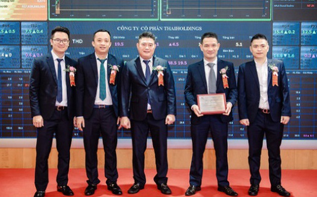 Dàn lãnh đạo Thaiholdings (ông Nguyễn Đức Thụy ở giữa) tại phiên chào sàn cổ phiếu THD ngày 19/6/2020. Tròn 1 năm, cổ phiếu THD đã tăng giá gấp hơn 10 lần