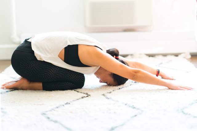 Gợi ý 3 bài tập yoga trị đau thắt lưng và cột sống cổ tại nhà hiệu quả - Ảnh 3.