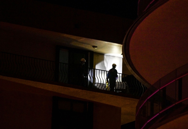 Hiện trường đổ nát vụ sập chung cư kinh hoàng ở Miami (Mỹ) - Ảnh 13.