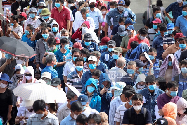  Ảnh, clip: Hơn 9.000 người tại TP HCM đến Nhà thi đấu Phú Thọ chờ tiêm vaccine Covid-19 - Ảnh 5.