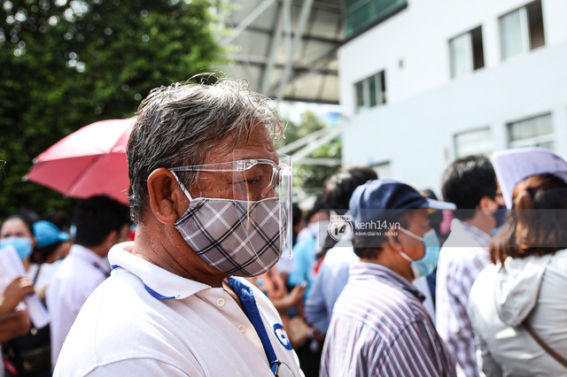  Ảnh, clip: Hơn 9.000 người tại TP HCM đến Nhà thi đấu Phú Thọ chờ tiêm vaccine Covid-19 - Ảnh 7.