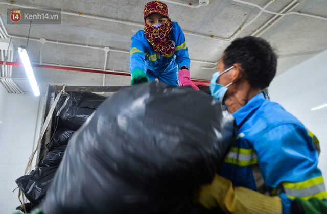 Nước mắt những công nhân thu gom rác bị nợ lương ở Hà Nội: Con nhỏ nghỉ học vì xấu hổ, người bị cụt chân mò mẫm trong rác - Ảnh 15.